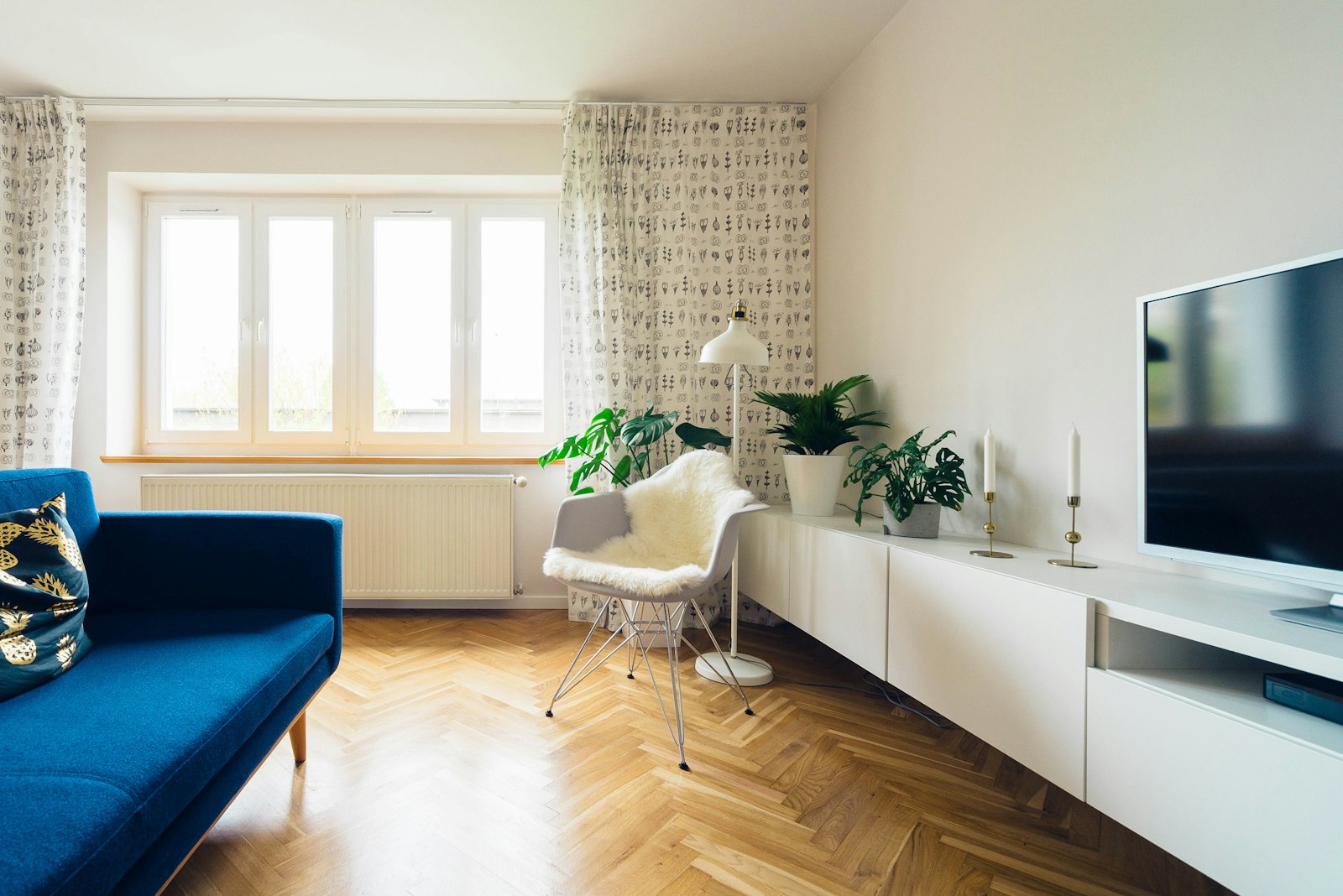 Interior con grandes ventanales y mobiliario sobrio.