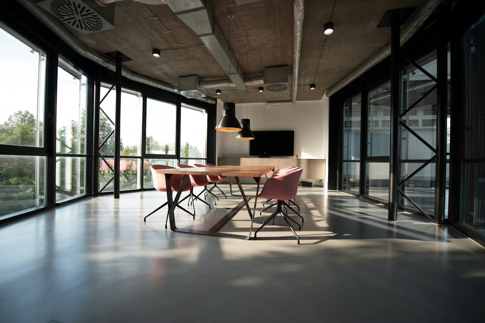 Sala de trabajo con ventanales.